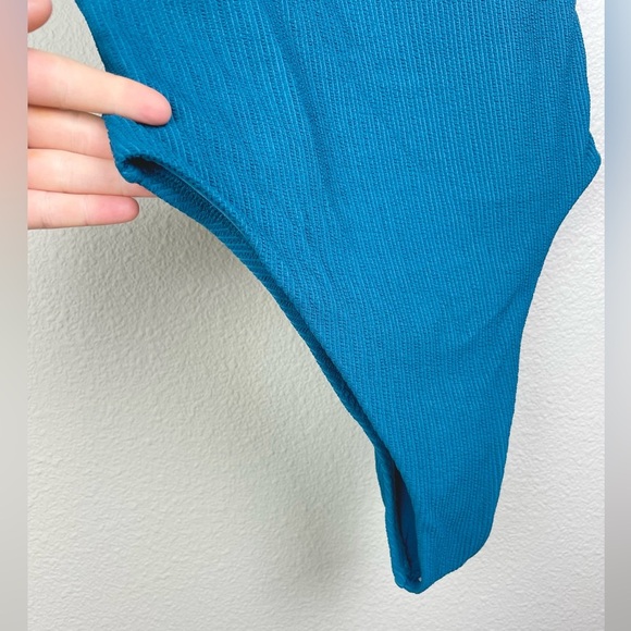 Vitamin A Women's Medium Scoop Neck One Piece Swimsuit Textured Blue Beach Swim - Picture 6 of 16